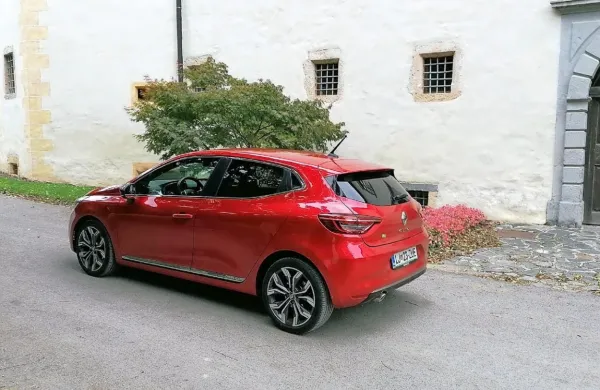 Renault clio z oznako I Feel Slovenia je med drugim na voljo tudi 
z nekoliko zmogljivejšo plinsko gnano LPG izvedbo.