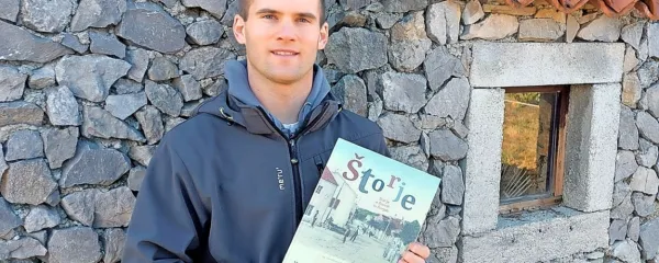 Začetki knjige Štorje: Štor'je o Štorcih in Štorjah segajo že v 
otroška leta Matevža Hreščaka.