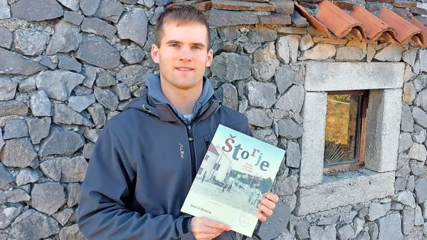 Začetki knjige Štorje: Štor'je o Štorcih in Štorjah segajo že v 
otroška leta Matevža Hreščaka.