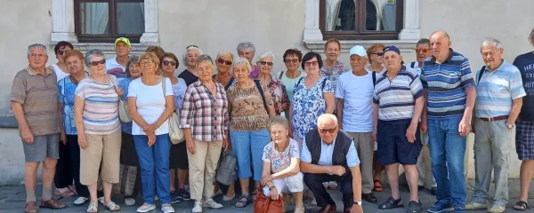 Člani Društva izgnancev Severne Primorske, v ospredju je Jožica 
Jug z možem     