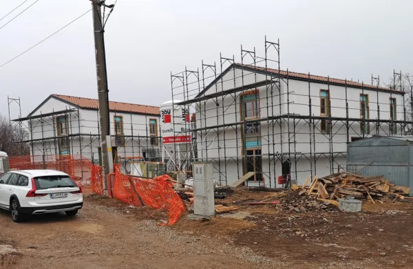  Gradnja dveh stanovanjskih hiš, kamor se bodo preselili varovanci 
Doma na Krasu, bo predvidoma zaključena do sredine leta 2022.