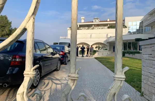   Koprski  kriminalisti  so včeraj  v rezidenci opravljali  hišno  preiskavo. 