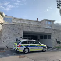Lucijčani so  včeraj     pred rezidenco  Andre  opazovali  policijska  
vozila.