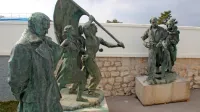 Josip Broz Tito (levo) bo odslej zamišljeno strmel predse v Pivki.