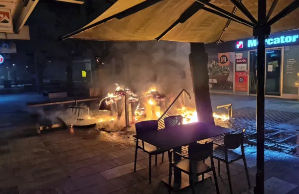Pod tendo so ognjeni zublji v prah spremenili 80 stolov in 20 miz 
picerije Le Cite'.