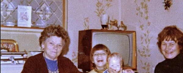 

Z leve: nona Vanca, jaz in moja mama (se spomnite takih kredenc 
in televizij?)