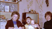 

Z leve: nona Vanca, jaz in moja mama (se spomnite takih kredenc 
in televizij?)