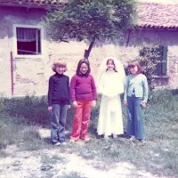 

Božica, Snježana, Pavla in jaz (z leve) na “travniku”, našem 
najljubšem kraju v Bošadragi. Tu smo se otroci pogosto igrali “na 
šole”, saj nam je Melitin oče Ruggero izdelal “šolsko” mizico in dve 
klopci, jih postavil med dve smreki in čez njune veje namestil širok 
najlon, da nas je varoval pred dežjem. Danes tu sameva “otroško” 
igrišče s toboganom in gugalnico. Fotografija je iz Pavlinega 
arhiva.
