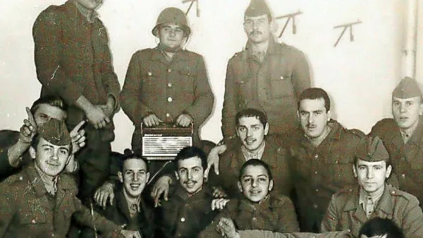 Kot vojaki smo bili mladi in fit in smo brez težav smuknili v 
uniforme  JLA, kot rezervisti pa smo se le težko stlačili vanje. 