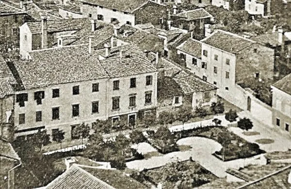 Na starih fotografijah in razglednicah iz začetka 20. stoletja je 
videti, da je bil na trgu za današnjo picerijo Atrij lepo urejen 
park.