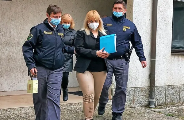 Majo Tripar so  po  petkovi   obravnavi  na  koprsko  sodišče  odpeljali  v      enoto  forenzične  psihiatrije    
mariborskega  kliničnega   centra,  kjer prestaja  pripor.  
