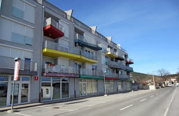 Po stečaju Stavbenika, od katerega je občina leta 2008 kupila 
stanovanje v soseski Brinje, se zapleta pri urejanju lastniških 
razmerij.