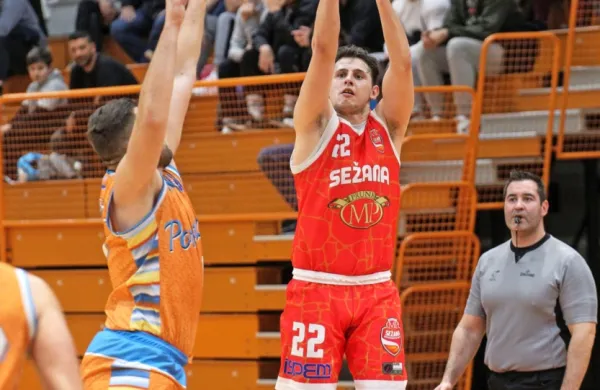 Adrian Hirschmann (št 22) je bil igralec tekme in ključni mož 
Sežancev.