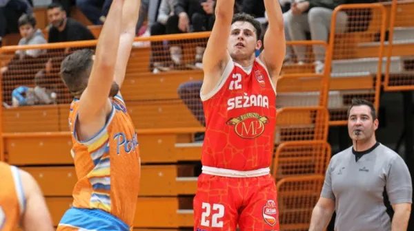 Adrian Hirschmann (št 22) je bil igralec tekme in ključni mož 
Sežancev.