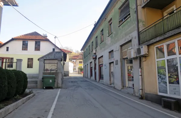 Z odkupom in rušitvijo prazne Balantačeve hiše (zelena) naj bi v 
jedru  Cerknega  pridobili večji prireditveno družabni prostor.