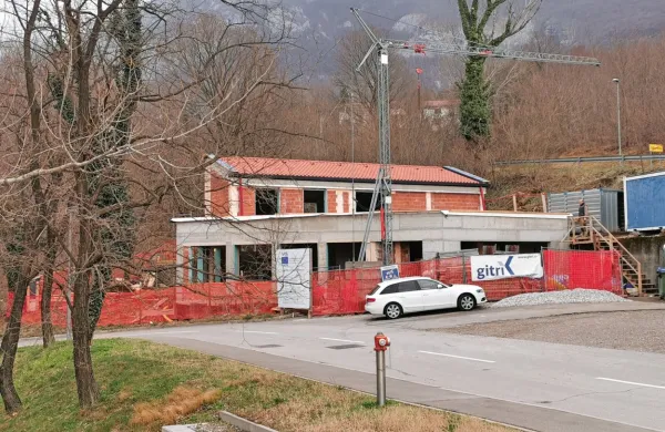 Objekt ajdovske hiše dobre volje je že pod streho, gradnjo pa naj 
bi zaključili do konca poletja. 