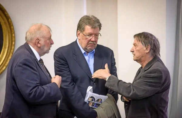 Igor Bavčar (v sredini)se  je med prostimi izhodi iz zapora pogosto 
udeleževal  javnih dogodkov. 