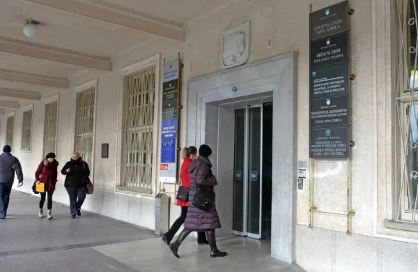 V upravi novogoriške  občine je 97 zaposlenih, lani so za plače in 
prispevke porabili 3,3 milijona evrov.  Preveč, premalo, ravno 
prav? 