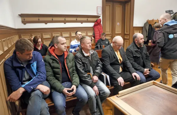 S  sodbo  ljubljanskih višjih sodnikov so kazni za   vseh  pet  policistov  
postale  pravnomočne.   