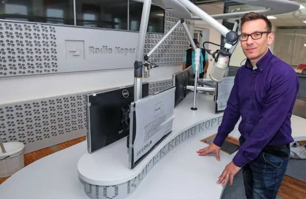 Odgovorni urednik Radia Koper Andrej Šavko pravi, da na njihov  
program  še najbolj vpliva dejstvo, da zaradi spodbujanja upokojevanja odhajajo kadri, ki jih ne nadomeščajo. 