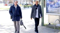 Sandi Valentinčič (desno) je danes na sodišče prišel v družbi   
odvetnika Marka Blatnika iz Sindikata Sonce Slovenije.