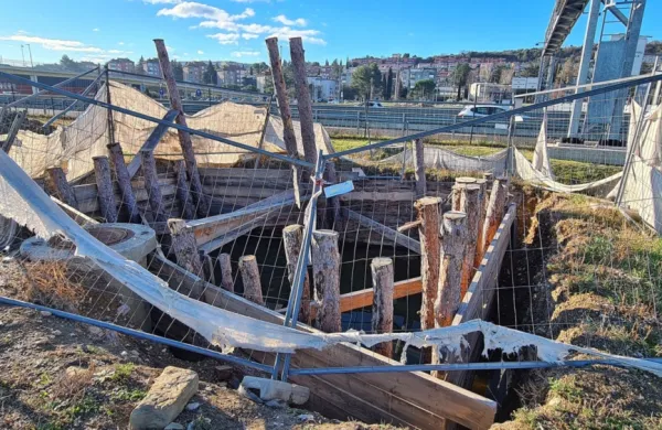 Odprta gradbena jama ob hitri cesti sameva že osem mesecev. V 
Darsu se pri zamudah sklicujejo na birokratske postopke. 