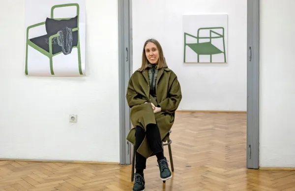 V Hiši kulture se z deli na papirju predstavlja pivška slikarka Nina 
Čelhar. 