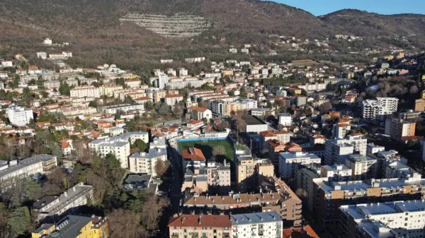 Sv. Ivan, nekoč večinsko slovenska vas na griču nad Trstom, ki se 
dotika Kraškega roba, je danes del šeste tržaške četrti.