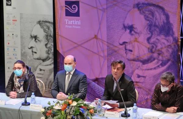 Bogat program Tartinijevega leta so danes v piranskem gledališču, 
poimenovanem po slovitem skladatelju in violinistu,  predstavili (z 
leve) Manuela Rojec, Đenio Zadković, Dragan Klarica in Andrej 
Rojec.   