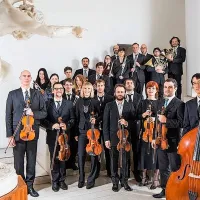 Jutri ob 19.30 bo v Avditoriju Portorož nastopil  Novi komorni 
orkester Feruccia Busonija pod taktirko Massima Bellija. Solist  bo 
violinist Salvatore Accardo. 