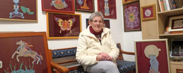 Ana Balantič, nekdaj  šivilja, kot upokojenka pa avtorica sedmih 
pesniških zbirk in proznih  knjig ter stotin klekljanih slik.