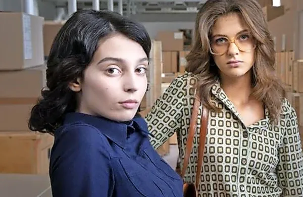 Gaia Girace (levo) in Margherita Mazzucco se s tretjo sezono 
dokončno poslavljata od Genialne prijateljice.