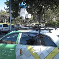 O ljudeh, njihovih navadah in tudi njihovem življenjskem okolju 
imajo spletni velikani vse več in vse natančnejše informacije. Na 
fotografiji: snemanje za googlovo aplikacijo street view. 