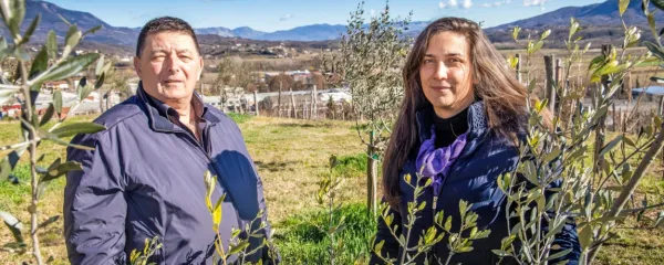 Kirsten in Viljem Žižmond  v vinogradu v Vipavski dolini.