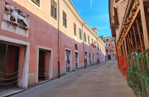 Zunanjost palače krasi relief beneškega leva s  trdnjave Levji grad ob nekdanjem vstopu  v mesto. 