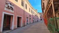 Zunanjost palače krasi relief beneškega leva s  trdnjave Levji grad ob nekdanjem vstopu  v mesto. 