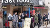 Zdravniki pozivajo ljudi k previdnosti in izvajanju  varnostnih in 
higienskih ukrepov, čeprav jih je vlada  uradno sprostila,  se pa že 
tudi v Sloveniji  širi  bolj nalezljvi sev omikron BA.2.