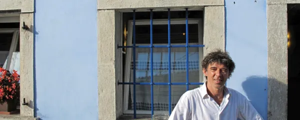 Valter Kramar pred kobariško Polonko, POP lokalom leta 2022.