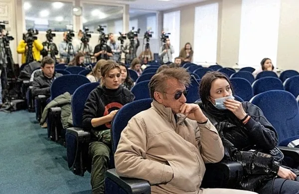 Sean Penn je v četrtek iz prve vrste spremljal tiskovno konferenco ukrajinskega državnega vrha.   