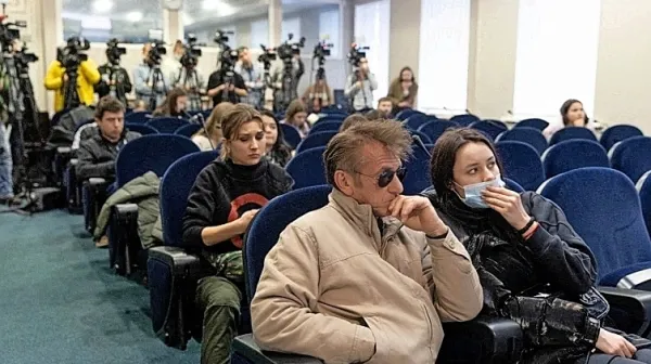 Sean Penn je v četrtek iz prve vrste spremljal tiskovno konferenco ukrajinskega državnega vrha.   