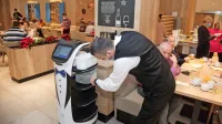  Digitalni pomočniki  v restavraciji hotela Histrion odpeljejo umazano in pripeljejo čisto posodo, tako da je to delo  natakarjem prihranjeno.