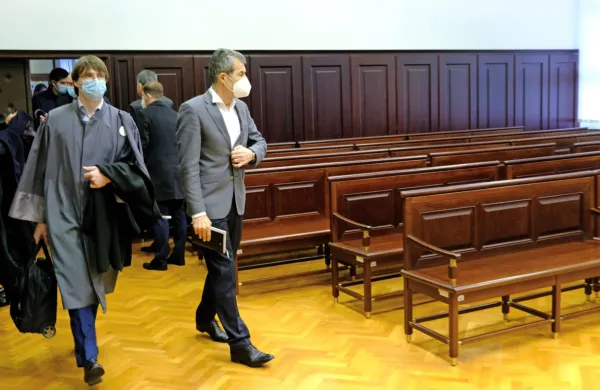 Tožilec Tomaž Bauman (levo) vztraja, da je Stojan Petrič (desno) zlorabil svoj položaj pri prevzemu Etre 33.