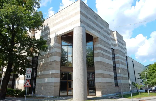 Za direktorski stolček Kosovelovega doma je veliko zanimanja. 
Prispelo je 14 prijav.