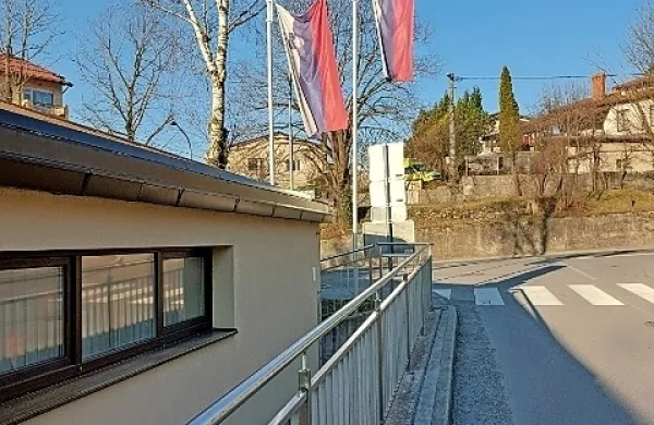 Včeraj zjutraj je ruska zastava  pred ruskim konzulatom v Ilirski 
Bistrici plapolala poleg slovenske trobojnice...