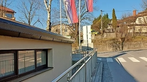 Včeraj zjutraj je ruska zastava  pred ruskim konzulatom v Ilirski 
Bistrici plapolala poleg slovenske trobojnice...