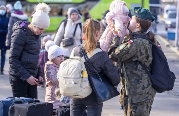 Prihod ukrajinskih beguncev v Varšavo - po petih dneh vojne v 
Ukrajini je na begu že pol milijona ljudi.  