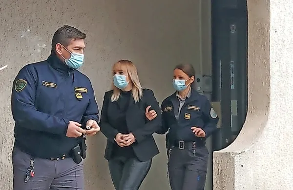 Majo Tripar   so  po obravnavi    odpeljali    v  mariborsko enoto forenzične  psihiatrije,  kjer  prestaja pripor.