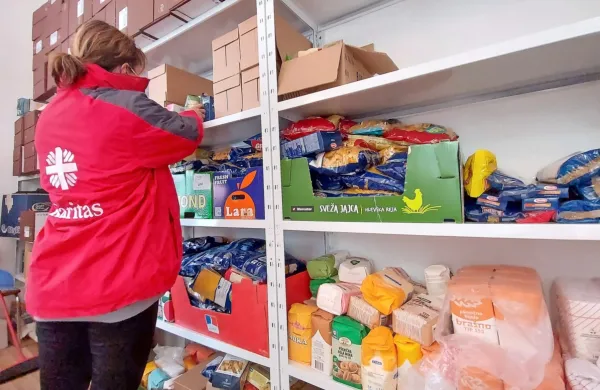 Dobrodošli so vsi, ki bi želeli pomagati Ukrajincem, bodisi z
denarjem bodisi materialno.