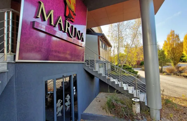 Klub  Marina na  Ajševici  naj bi  od  poletja  2014  do aretacij v januarju  
2019  obiskalo    skoraj  150.000 gostov,  večinoma  Italijanov.   