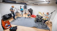 Zaklonišče na koprskem Markovcu je občina preobrazila v mladinski center, ki ga je okolje nujno potrebovalo, v njem je tudi 
vadnica. 